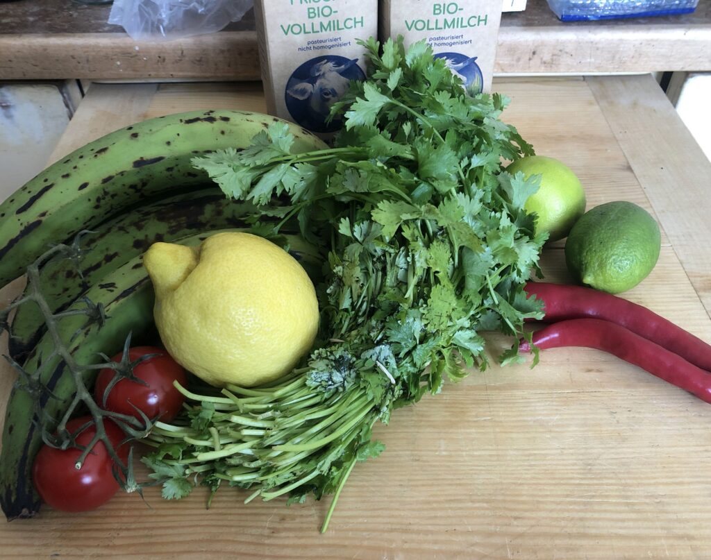 Zutatenliste, Kochbananen, Koriander, chillis, Milch, Zitronen, Limetten