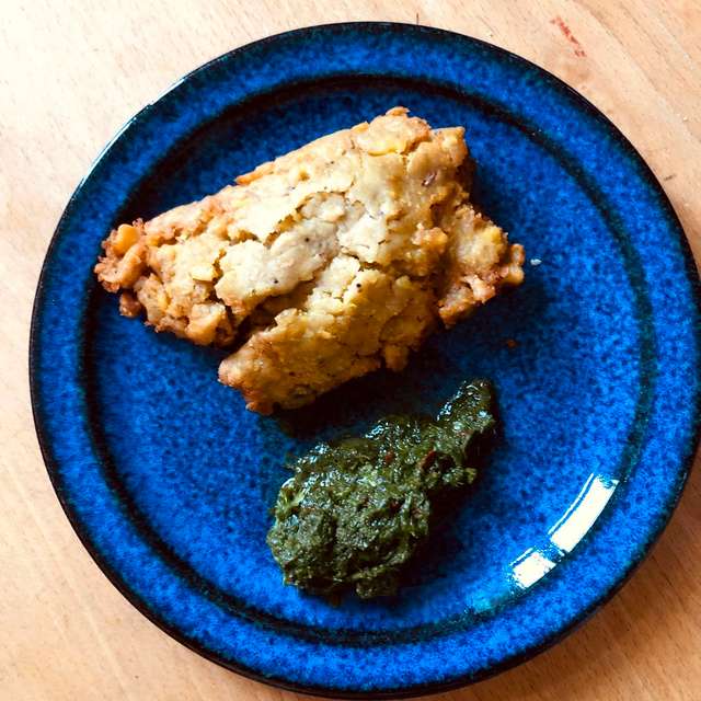 Kochbananen-Empanada mit Koriandersauce