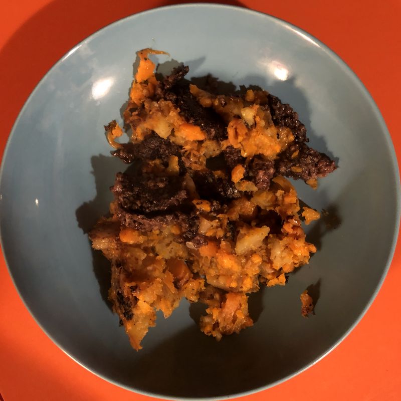 Hutspot mit Grützwurst auf Teller