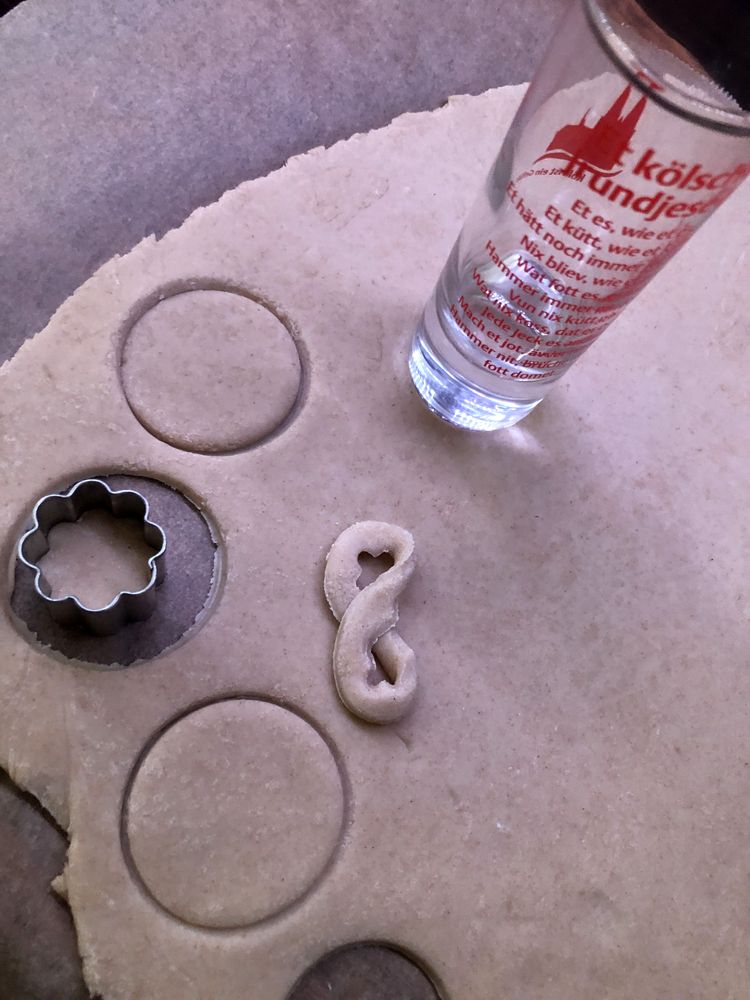 Ausstechformen für Mucenici. Ein Schnapsglas und eine Blumenform.