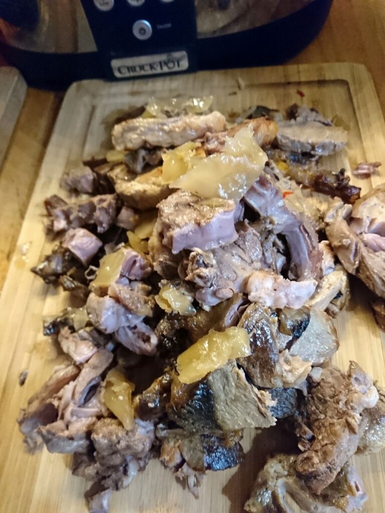 Podvarak nach der Session im Slowcooker. Ich zupfte das Fleisch von den Knochen, kurz bevor es wieder mit dem Kohl zusammengeführt wird.