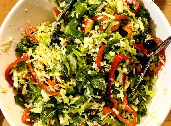 Salat von Spitzkohl, Gemüsepaprika und Blaubeeren