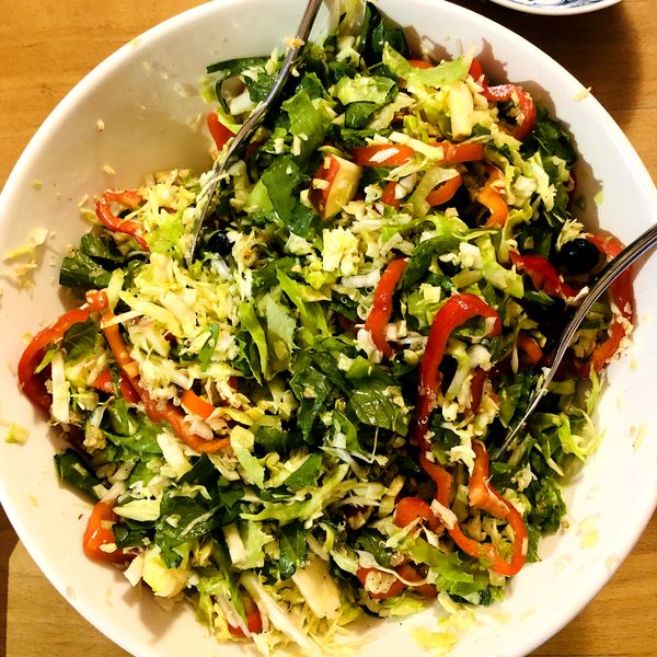 Salat von Spitzkohl, Gemüsepaprika und Blaubeeren